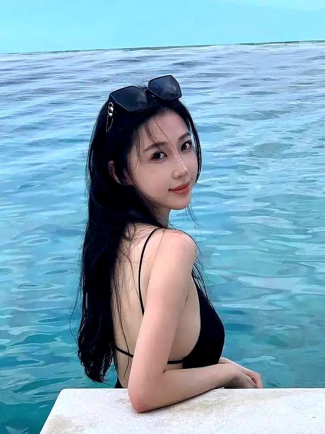 潘玮柏的空姐老婆泳装照惊艳全网，优雅身姿尽显“白到发光”！
