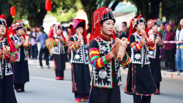 绿春长街古宴 | 精彩回顾：民族文化大巡游 街头掀起“最炫民族风”