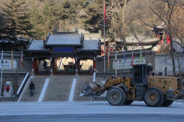 千山风景区人机协同清雪