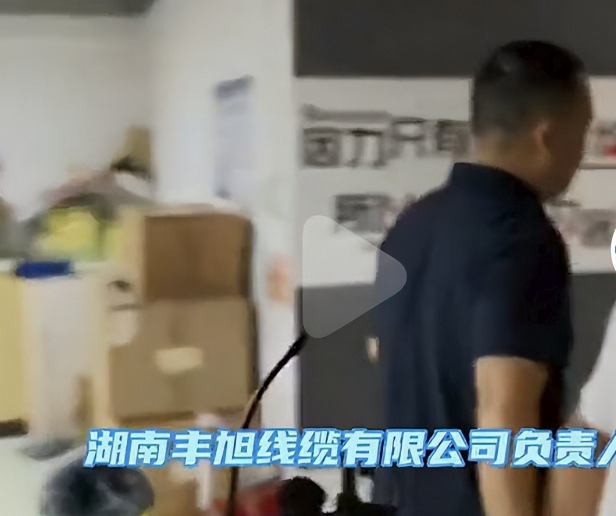湖南电视台记者被打后续：摄像机被砸，打人者态度嚣张，背景被扒