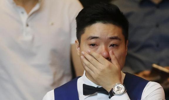 “台球天才”丁俊晖：母亲55岁因癌离世，他娶大6岁富家女为妻