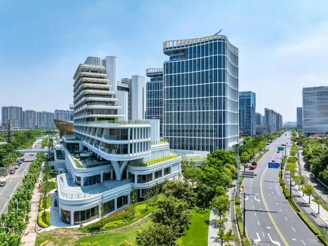 上海新地标来了！除了LV大船，黄浦江边又添两座超惊艳“巨轮”