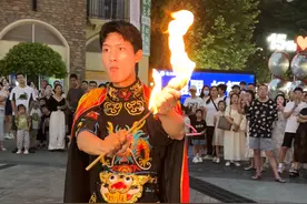 “变脸”、耍牙、口吐龙珠……他在直播间“卖艺”不用走街串巷还能月入近万元图片