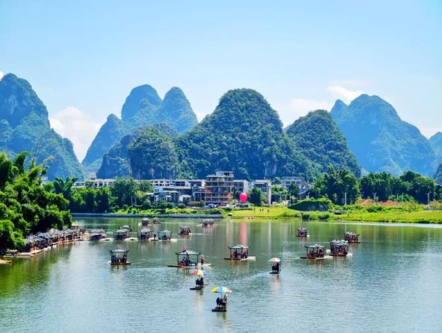 桂林：热闹非凡的遇龙河！