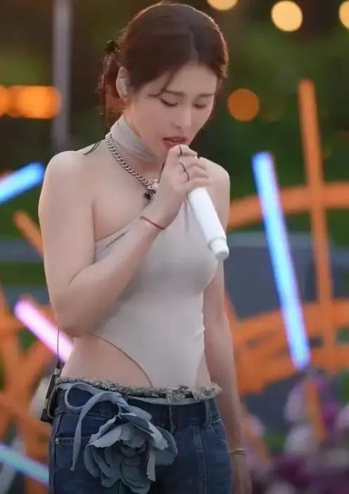 张碧晨衣服惹争议，勒脖子还卡裆，网友：上厕所方便吗？