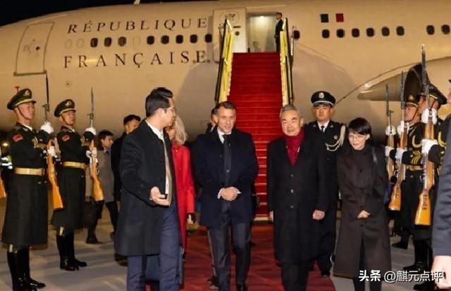 难怪马克龙笑开花，刚一落地北京，中方高规格礼遇面子拉满