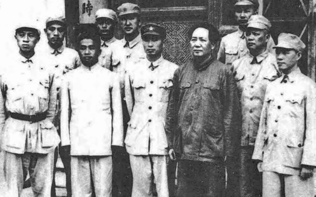 起义将领嫌解放军文化低不肯配合，毛主席问：你们是国民党员吧？