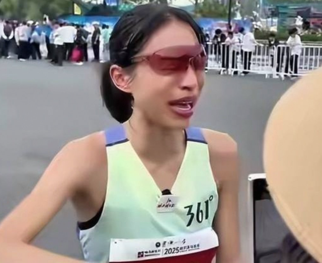 违规风波还没结束，辞退传闻再起，但最快女护士身上始终有件对事