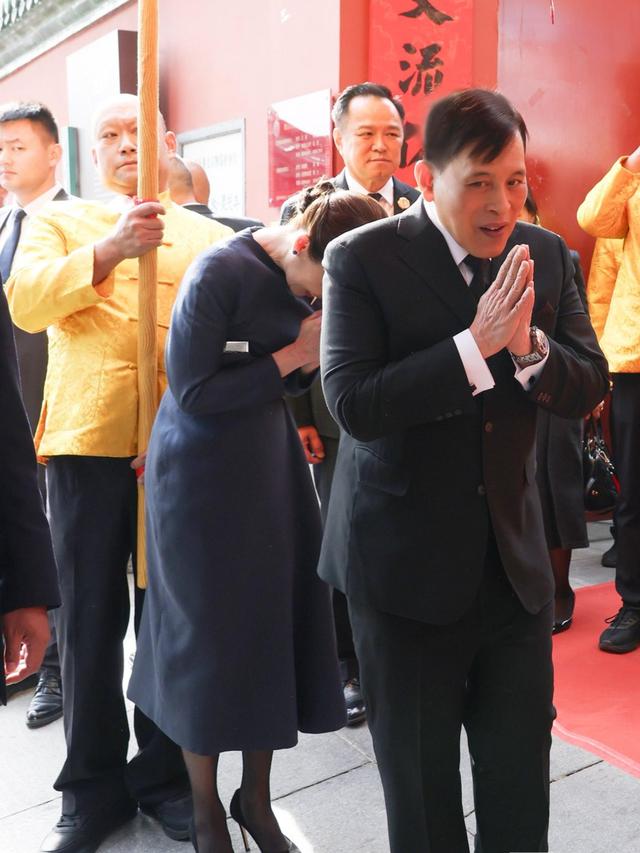 泰国王后这一跪，这才是顶级外交，她拜的不是佛，是两国的情谊