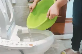 销售经理好心提醒：千万不要往马桶“倒水冲厕”，以免带来麻烦!图片