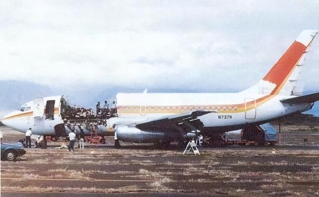 1988年，一架飞机在7500米高空突然裂开，空姐被大风吹走后来如何
