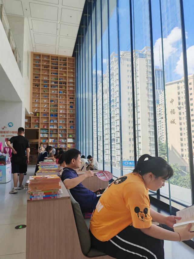 淘书逛展、夜游夜市、盖章打卡……上海书展的快乐，弥漫在整座城市→