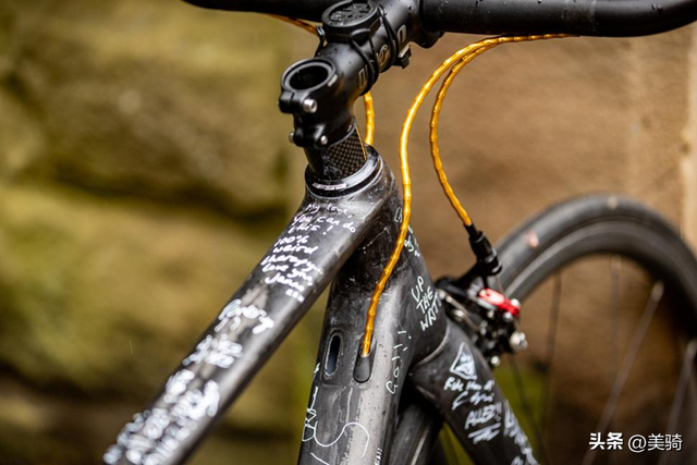 众多中国自行车与零件：英国爬坡锦标赛上有趣的器材