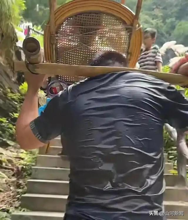 263斤男子斥巨资请轿夫抬上山，知情人爆内幕，后续让人哭笑不得