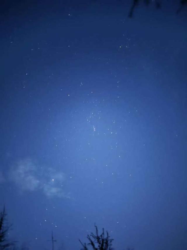杭州11岁小学生回东阳看外婆，东白山露营看日出，想不到凌晨山顶这么多人！