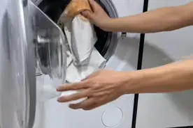 洗衣机里有个“隐藏机关”，打开后脏水就会哗哗直流，后悔才知道图片