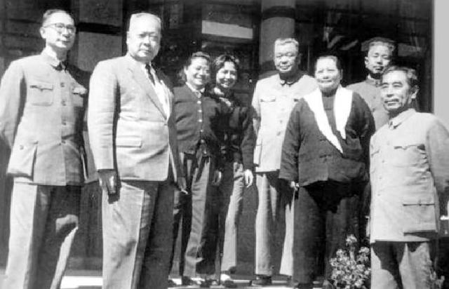 1962年，与周总理贺龙一起喝酒，陈毅猛地惊叫：张茜，我的脚好痛
