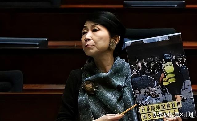 苍天饶过谁！拒唱国歌否认中国籍，俩儿子落户国外，她现状如何？