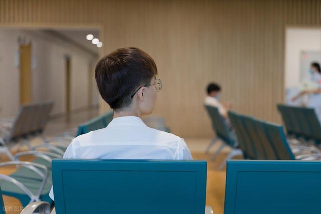 肾强不强壮，喝水后就知！医生揭示：肾不好，喝水有3种反常