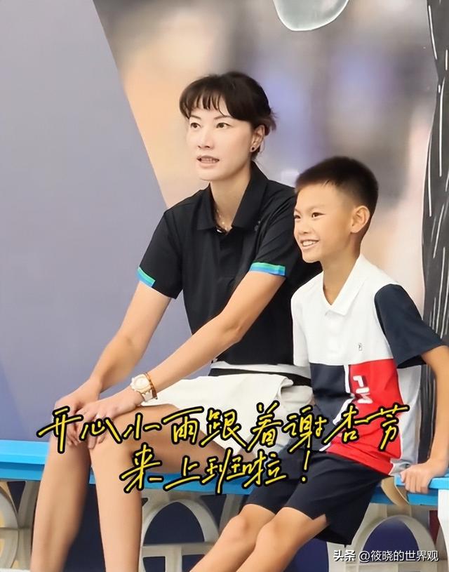 42岁林丹和44岁谢杏芳罕见同框，精神状态天差地别，活像两代人