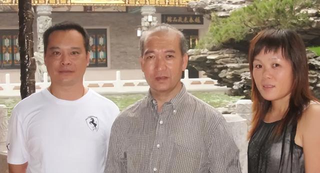 放弃亿万财产，抛弃中国国籍跑去英国捡垃圾，20年后成为国民英雄