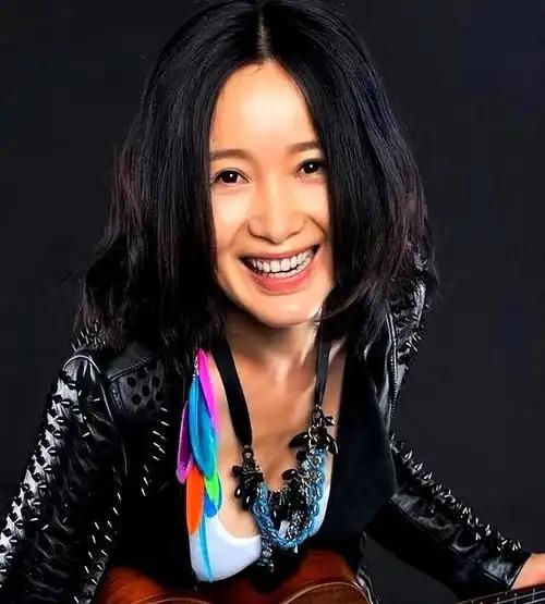 她5次上春晚，被恩师骗怀孕，自杀未遂不幸流产，57岁却依旧单身