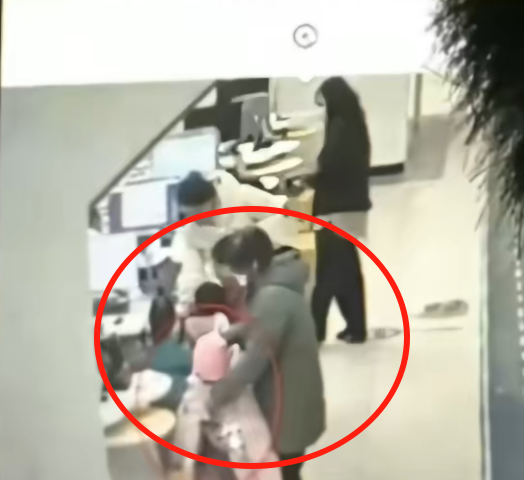 男童被邻居抓走打针后续：警方立案，妈妈拒和解被威胁，细节曝光