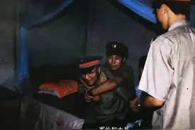 伤残后女友不离不弃，军长亲自背他，夫妻创业成功，儿子接枪上岗图片