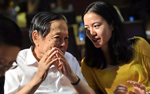 杨振宁离世仅半月，翁帆近况曝光，入职清华没编制，明年剑桥留学