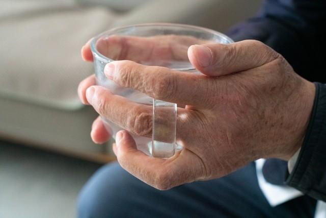 有没有前列腺炎，看喝水就知？患前列腺炎的人，喝水后或有4症状