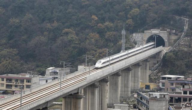百年夙愿完成！仅377公里却修了107年！宜万铁路究竟有多难修？