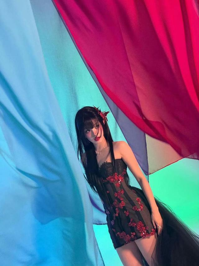 宋雨琦 内娱顶级身材，胸腰比太逆天，抹胸造型性感妖娆太火辣！