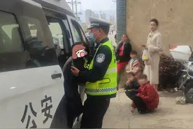 “靠边，让出一条道路来！”6分钟，他们喊出一条“生命通道”图片