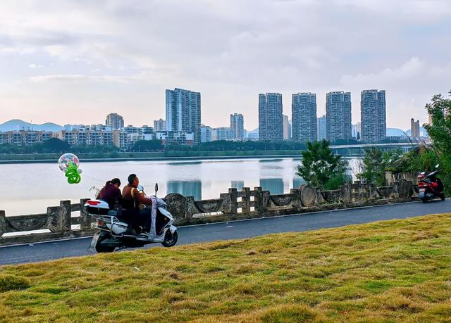 带娃圣地+1，射洪这个新广场好安逸！