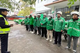 配送再忙，安全不忘！洪山交警深入快递外卖企业开展交通安全宣传图片