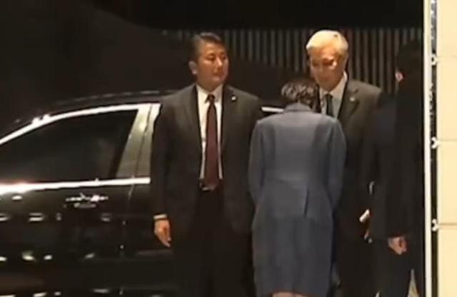 日本天皇亲自出山，对中国的反击正式开始，高市早苗憋出了一妙计