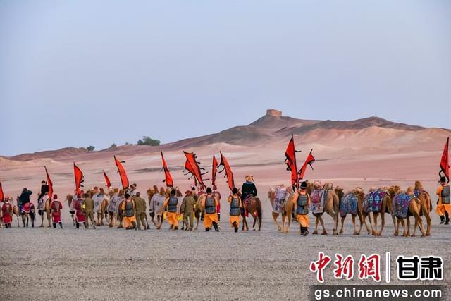 新疆“东天山来的骆驼队”秋游敦煌