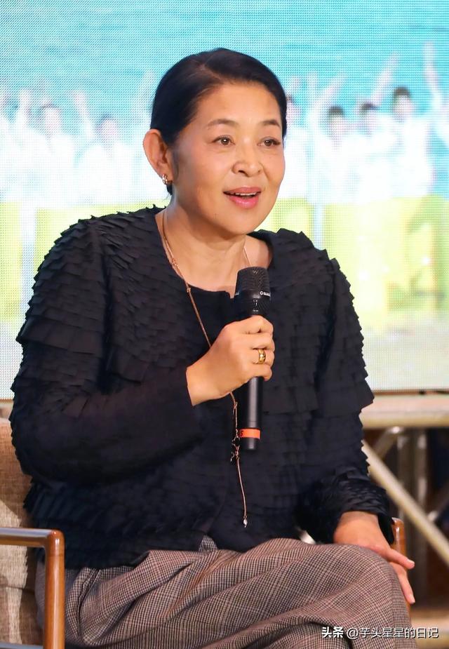 66岁倪萍现身长沙，脸部僵硬凹凸不平，眼睛浮肿严重，老到认不出