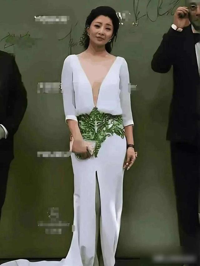 六旬阿姨穿短裙引热议，路人议论纷纷，背后藏着哪些真相？