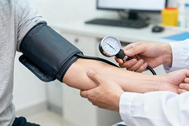 吃降压药不能吃苹果？再三提醒：吃降压药时，最好远离“4物”