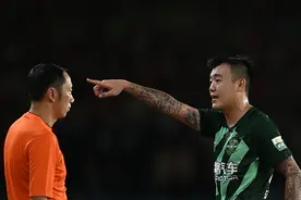 浙江队球迷赛后堵人，被成都蓉城球迷怒揍，球迷：场上场下都输图片