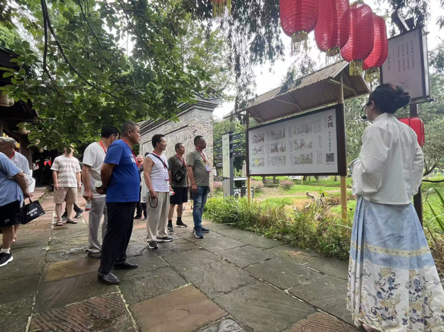 邛崃市军休干部“走进新农村”系列活动之走进平乐古镇