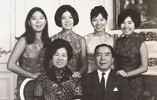 1996年，他与董建华竞选特首失败，没想到，却成了香港头号包租公