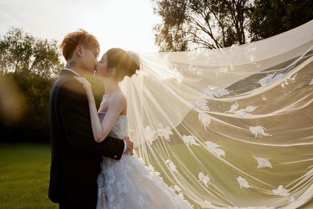 黄子韬徐艺洋晒婚纱照，回应“黄牛卖婚礼名额”：没有任何可售卖的票务，只是简单的亲友聚会