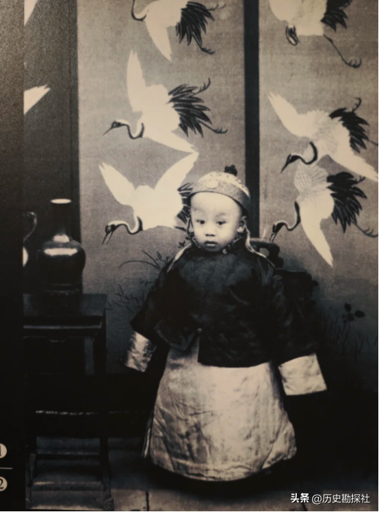 1924年溥仪被赶出紫禁城，在翊坤宫留影，寸头高筒皮靴，气质不凡
