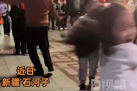 新疆2名小朋友广场上以舞会友，妈妈：之前斗舞成了朋友图片