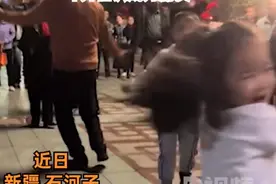 新疆2名小朋友广场上以舞会友，妈妈：之前斗舞成了朋友图片