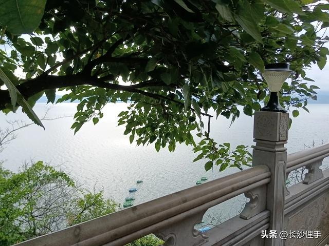 笔架山下湖光平静的抚仙湖