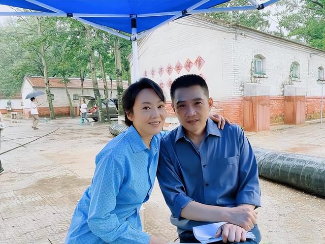 23年前他发誓成名也不抛弃丑妻，如今兑现承诺，活成爱情教科书