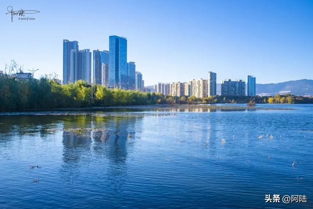 隐藏在洱海边的野营地很多,下关浅滩的土坝就挺有意思,游客罕至